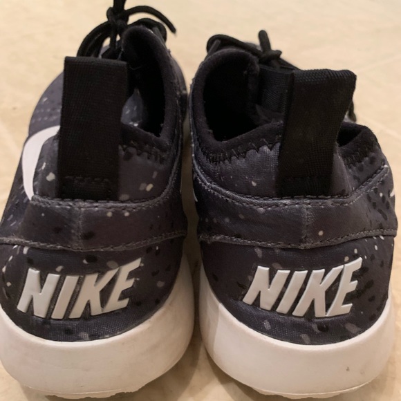 Nike Patterned Shoes - Picture 2 of 5
